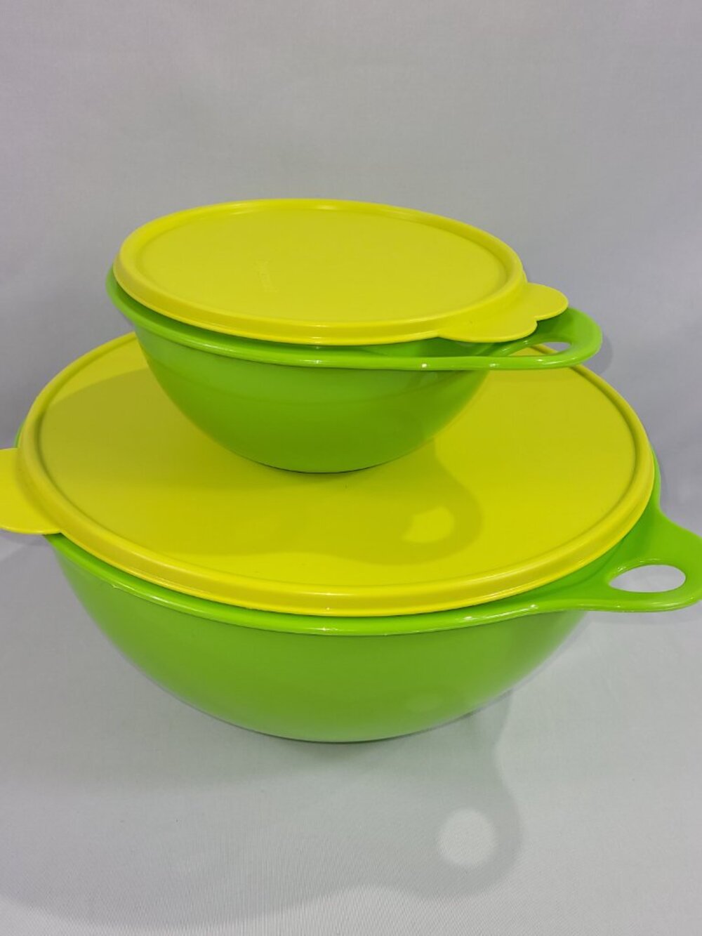 Tupperware 2539B-4 Green 2 Plastic Bowl & Blue Lid Set 6 & 32 Cups Capacity